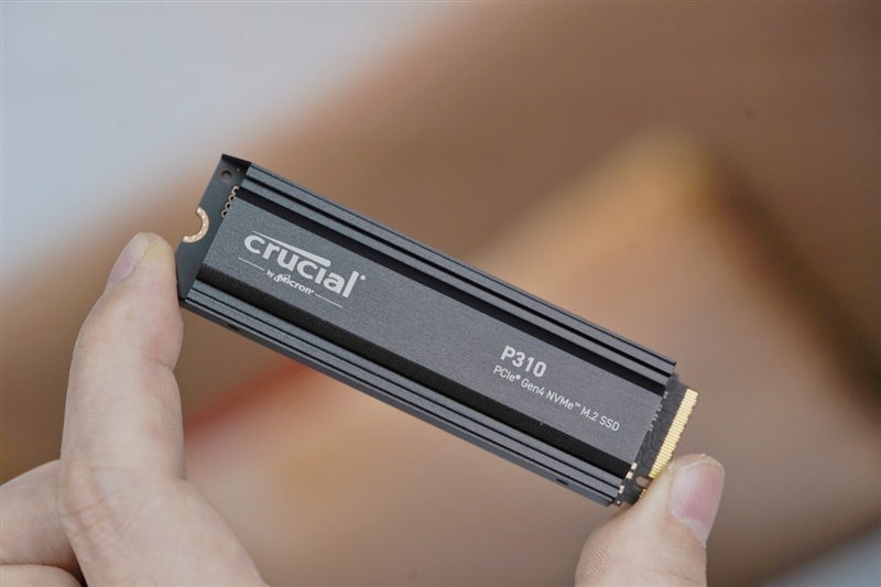 Ӣ�P310 SSD 2TB���⣺����PCIe 4.0���Դ�ɢ��Ƭ PS5���ݺ�ѡ��