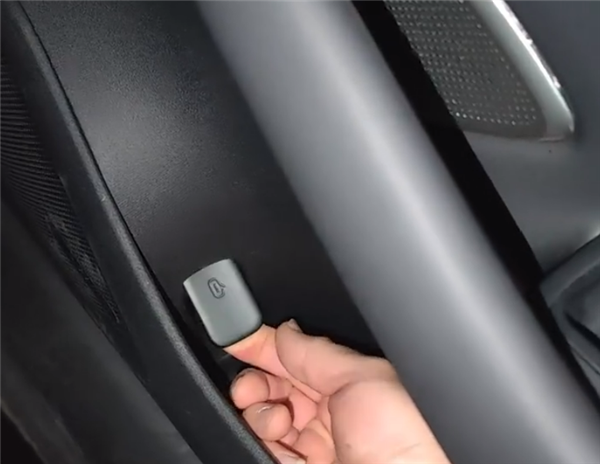 ���ѱ�ѧ����С��SU7������ײ �������¹�Ӧ������