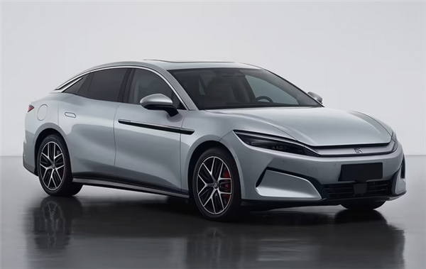 �����ȼ�С��SU7�����ǵϺ�L����4��9�����У�2.7���ư� ����305km/h