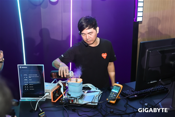 X870 AORUS Tachyonӳ֣7 9800X3DƵ¼ͻ7.3GHz