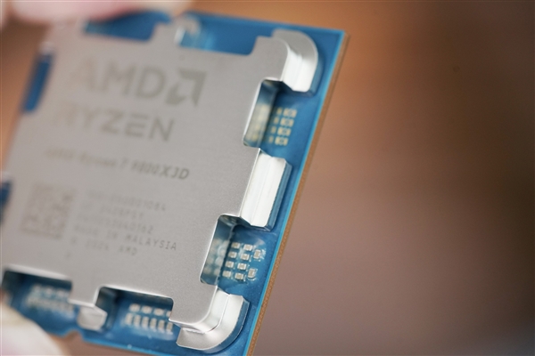 Intelô죡AMD7 9850X3DѪƵʱ400MHz