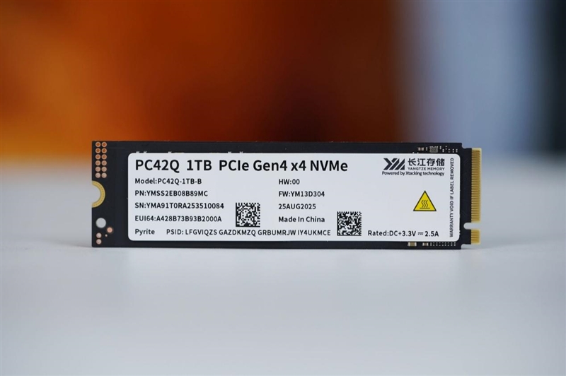 ������ܿ��ȶ���PCIe 4.0 SSD�������洢PC42Q 1TB���⣺��ɢ��ƬҲ������