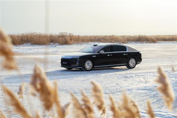 ��ѩ·���ϵ��ǻ�����  ���S800��μ����ů����ȫ������