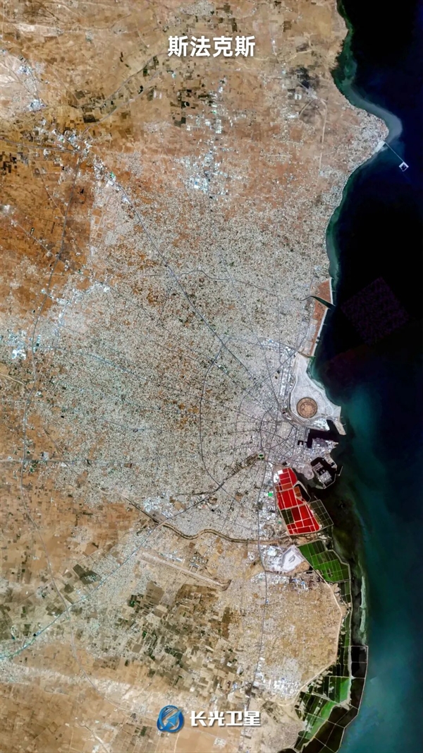 �ڵ��к��� �и����صġ�ˮ��ɫ֮�ǡ���������һ������