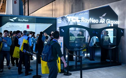 �׿�eSIM AR�۾�����CES��������Я����Ʒ��չ