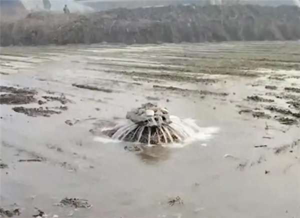 ɽ��һ����ˮ��ͻ����ˮ�䡰��Ȫ�� ���ػ�Ӧ����ˮ�϶� ����Ϊԭ��