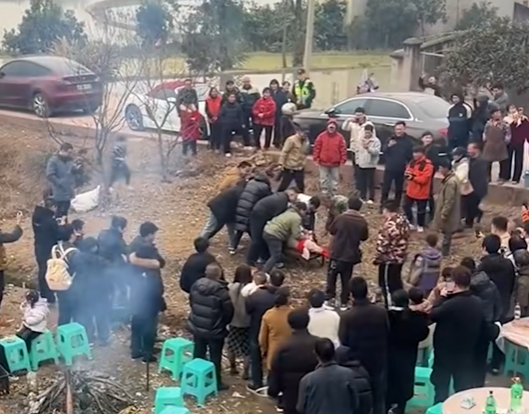 ����һŮ�Ӻ�����ɱ��������ǧ�� 10��������Χ�� �ٷ���Ӧ