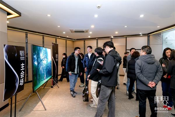 ���ŵ����ٴκ���8KRAW��RGB-MiniLED����E8S����רҵ��Ӱʦ