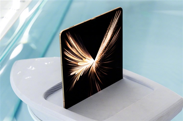 ��ҫMagic V6���ͻ��7000mAh��ʷ�ϵ�������۵����콢����