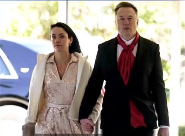 ��˹��ǣ��ӡ����Ů�Ѳμӻ������˹�����4����Ů