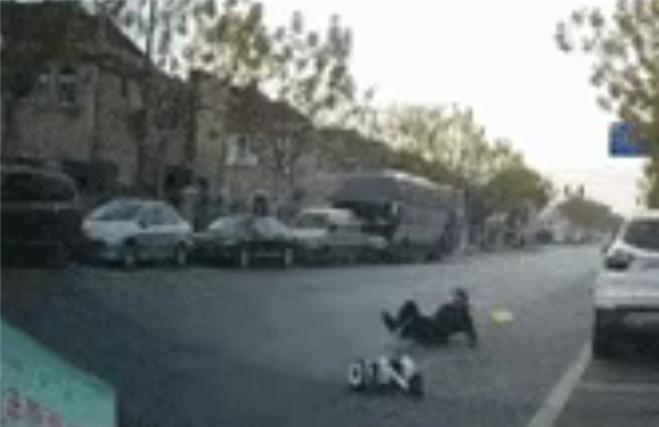 ���ӹ���������������ƽ�⳵���Ժᴩ·�ڱ�ײ��ȫ��