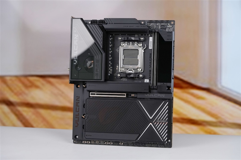 AMD X3D��ǿ�Ż����߲ʺ�iGame X870E Vulcan OC V14�����������⣺ר���Ż� �¶ȸ������ܸ�ǿ