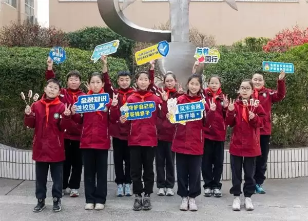 ��Ԫ����ůУ԰  ��ԭ���ѽ����ػ���庢�ӳɳ�