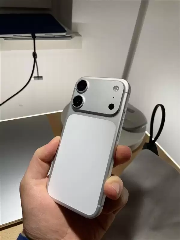 iPhone 18��׼����۳�¯����������ģ�� ����˫���17 Pro