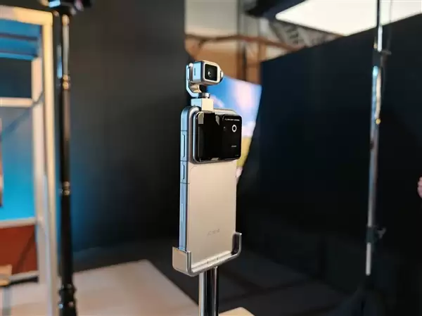 ��ҫRobot Phone��������ҵ�׿�������ֻ�9999Ԫ��